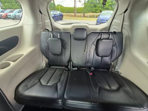 Used 2022 Chrysler Pacifica Touring-L FWD image 17