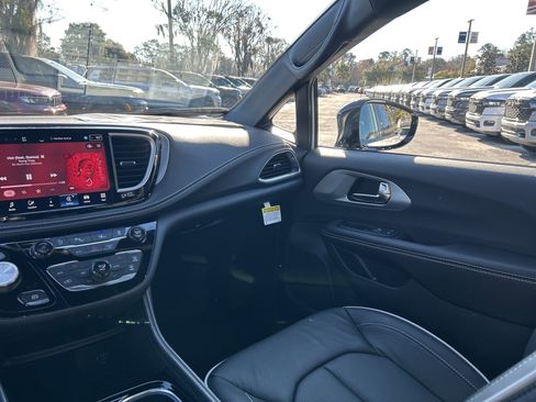 New 2026 Chrysler Pacifica Limited image 60