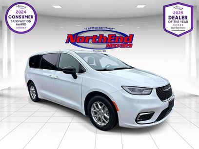 Used 2025 Chrysler Pacifica Select
