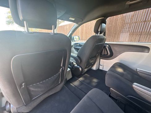 Used 2016 Dodge Grand Caravan SE FWD image 28