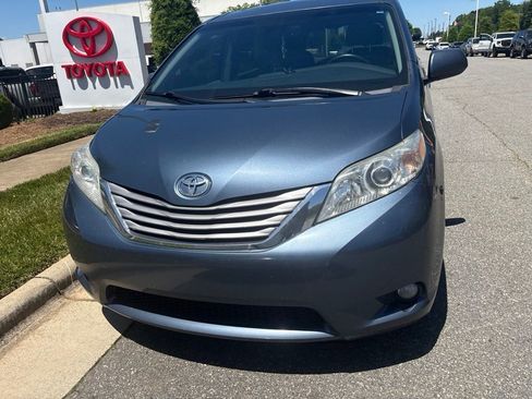 Used 2017 Toyota Sienna XLE FWD image 2