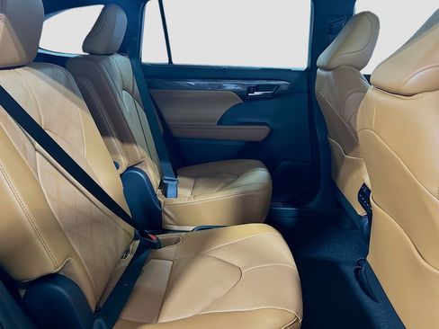 New 2026 Toyota Highlander Platinum image 28