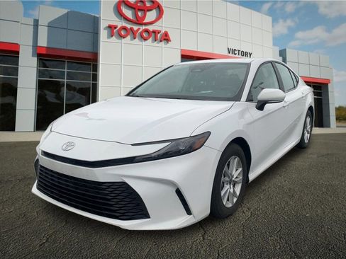 Used 2025 Toyota Camry LE image 7
