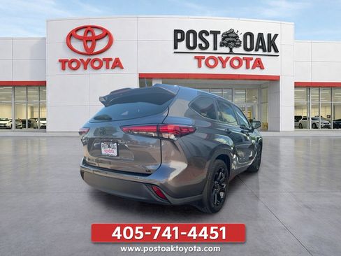 Used 2023 Toyota Highlander LE FWD image 7
