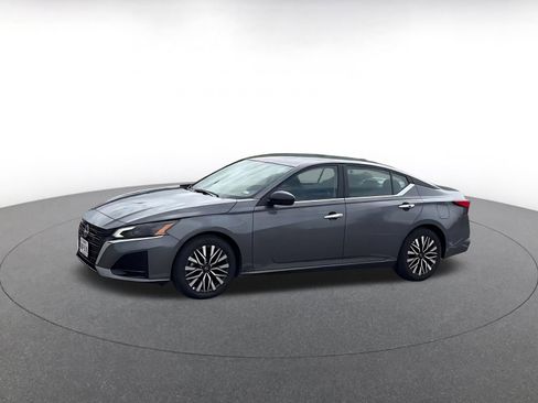 Used 2025 Nissan Altima 2.5 SV FWD image 8