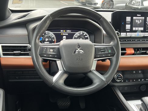 Used 2023 Mitsubishi Outlander AWD image 29