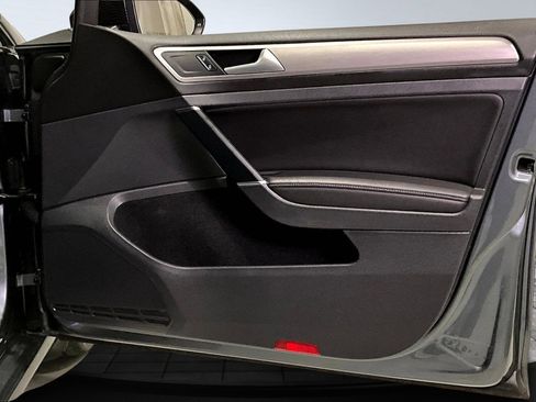 Used 2017 Volkswagen Golf S image 27