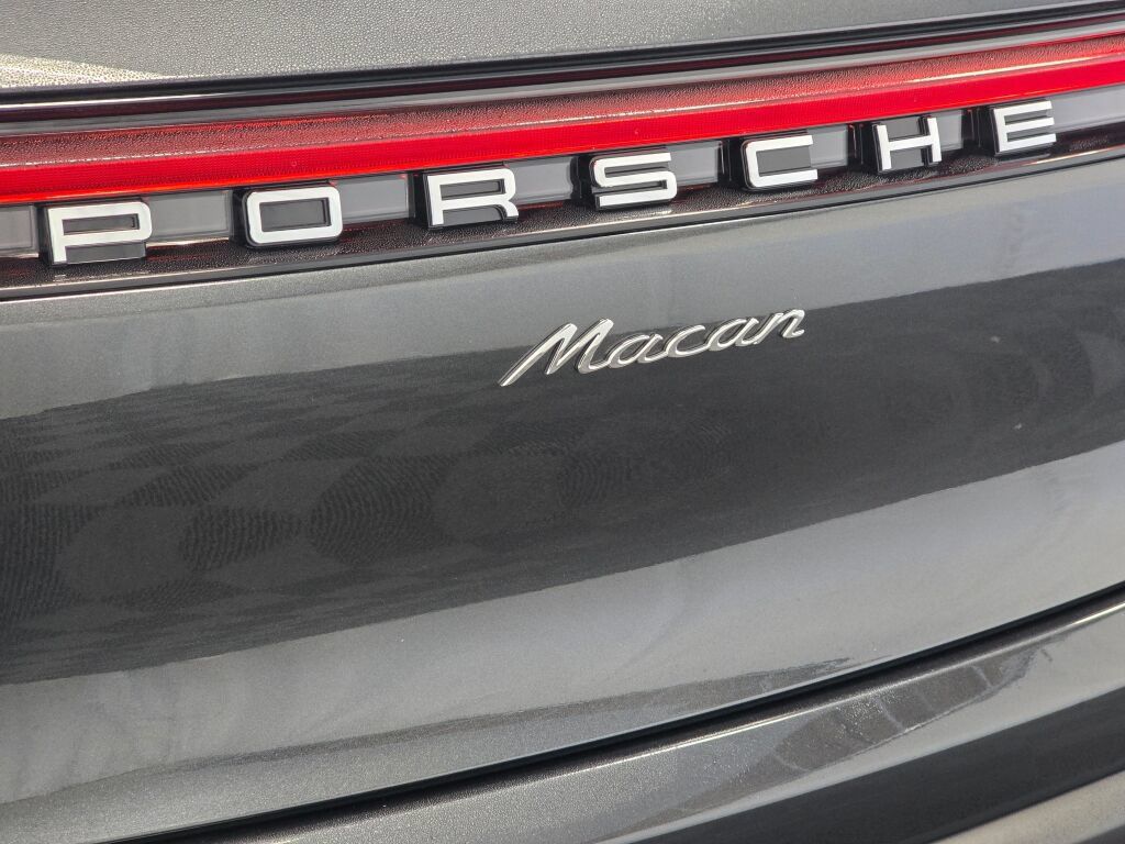 Certified 2025 Porsche Macan AWD/4WD image 31