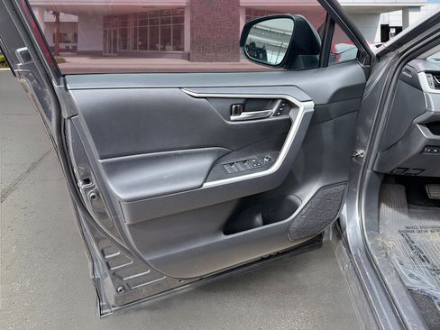 Used 2021 Toyota RAV4 XLE Premium image 23