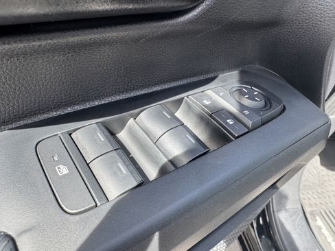Certified 2025 Toyota Tacoma SR5 AWD/4WD image 10