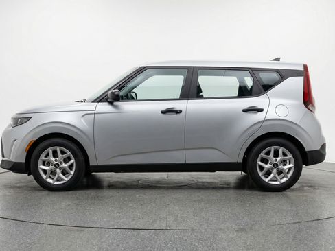 Used 2025 Kia Soul LX w/ LX Technology Package FWD image 5