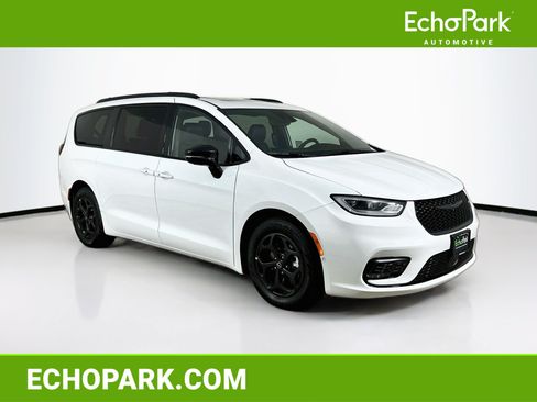 Used 2025 Chrysler Pacifica Premium FWD image 1