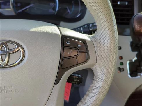 Used 2011 Toyota Sienna XLE image 17