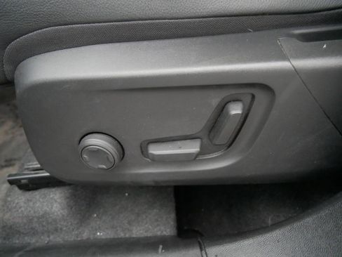 Used 2025 Volvo XC40 B5 Core image 15