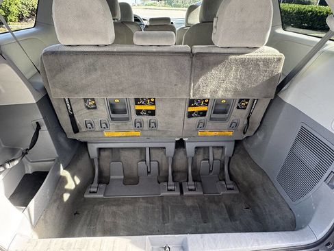 Used 2012 Toyota Sienna LE image 27