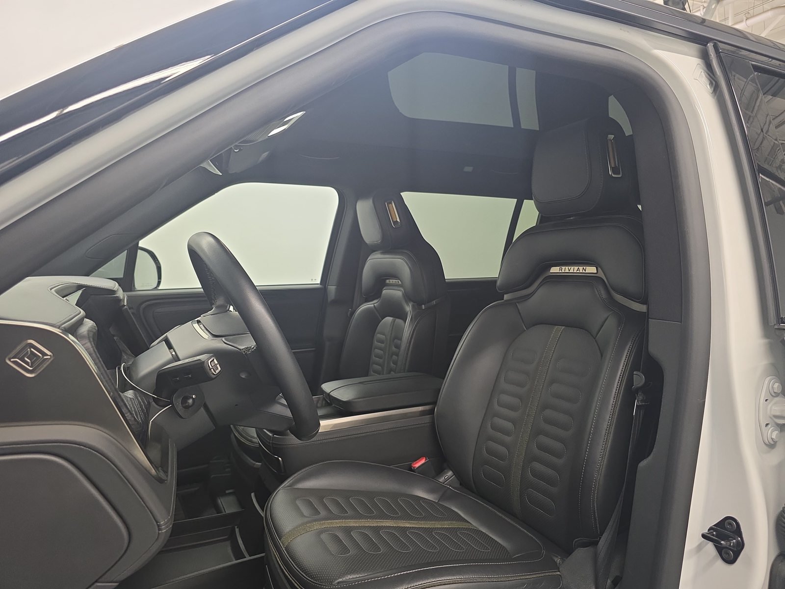 Used 2025 Rivian R1S Adventure Dual AWD/4WD image 20