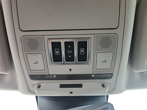 Used 2017 Land Rover Discovery HSE image 38