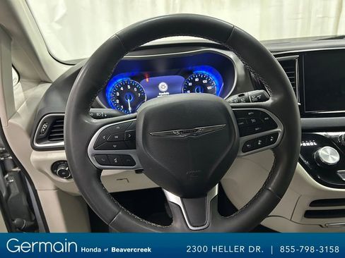 Used 2023 Chrysler Pacifica Touring-L image 18