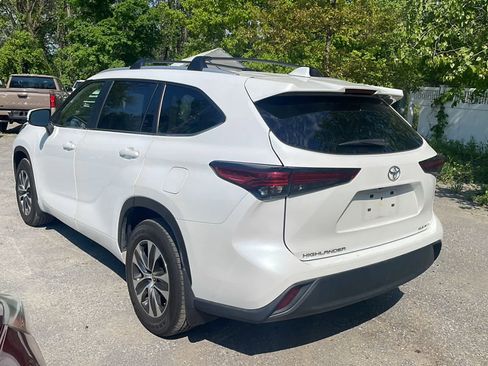Used 2023 Toyota Highlander XLE AWD/4WD image 6