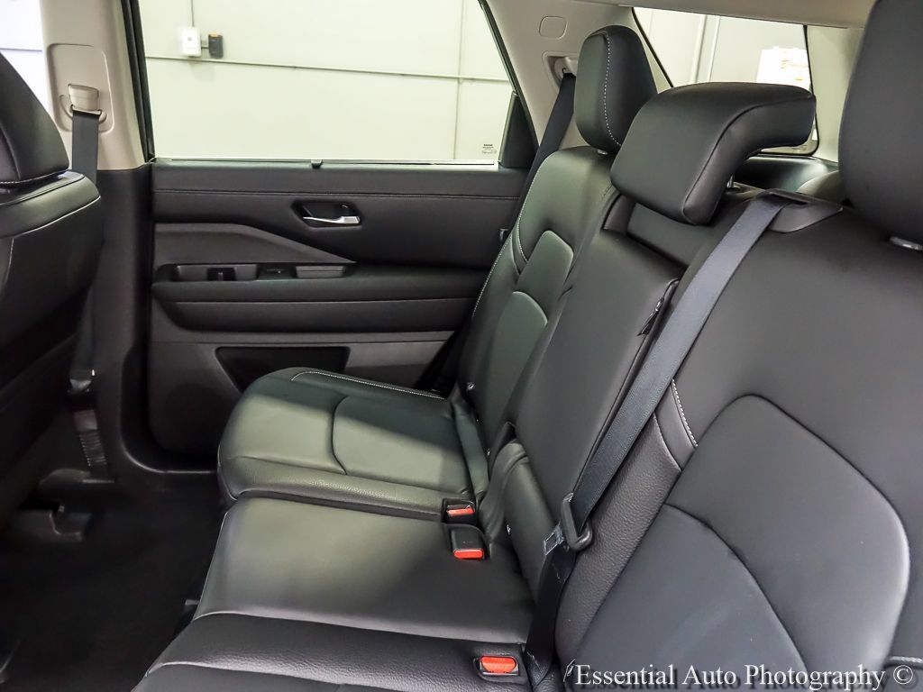Used 2025 Nissan Pathfinder SL AWD/4WD image 11