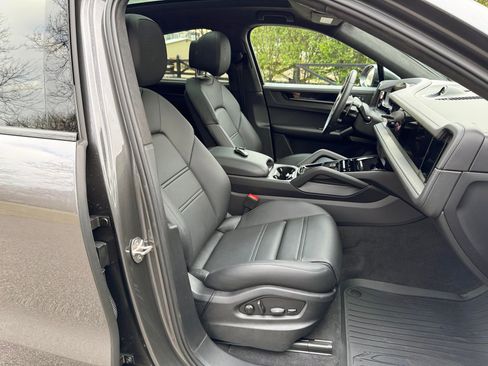 Used 2025 Porsche Cayenne GTS AWD/4WD image 18