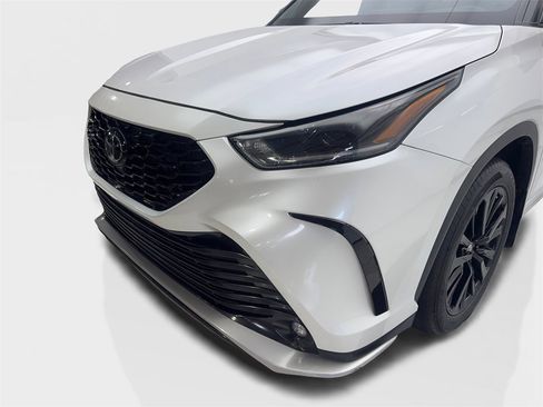 Used 2024 Toyota Highlander FWD image 16