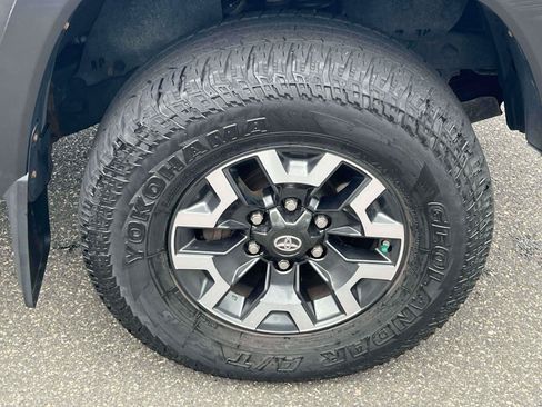 Used 2016 Toyota Tacoma TRD Off-Road w/ Premium & Technology Package AWD/4WD image 8