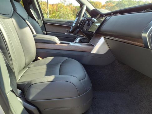 New 2025 Land Rover Range Rover SE image 3