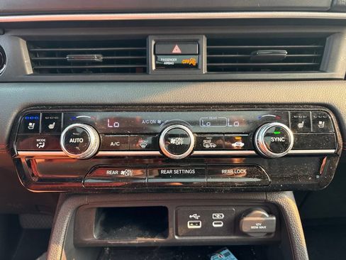 Used 2025 Honda Pilot Black Edition image 25