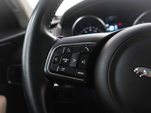 Used 2020 Jaguar F-PACE Premium image 26