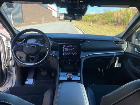 New 2025 Jeep Grand Cherokee L Altitude AWD/4WD image 20