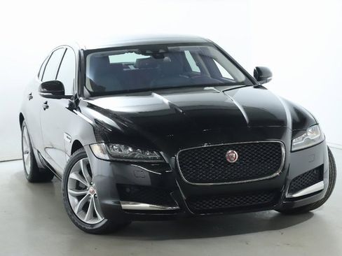 Used 2018 Jaguar XF Premium image 2