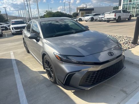 Used 2025 Toyota Camry SE w/ Convenience Package FWD image 2