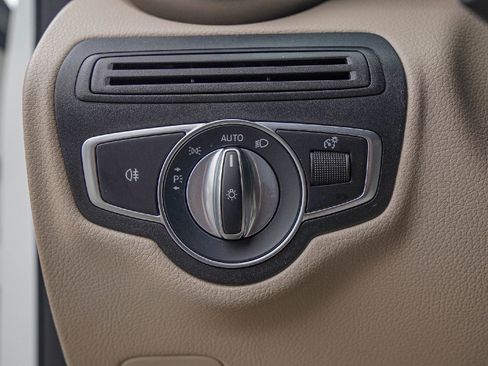 Used 2019 Mercedes-Benz GLC 300 4MATIC image 19