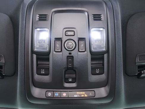 Used 2025 Chevrolet Tahoe High Country AWD/4WD image 18