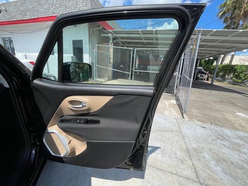 Used 2015 Jeep Renegade Latitude w/ Cold Weather Group II FWD image 17