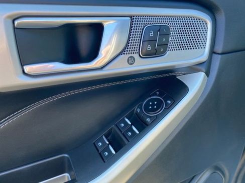 Used 2022 Ford Explorer Limited image 18