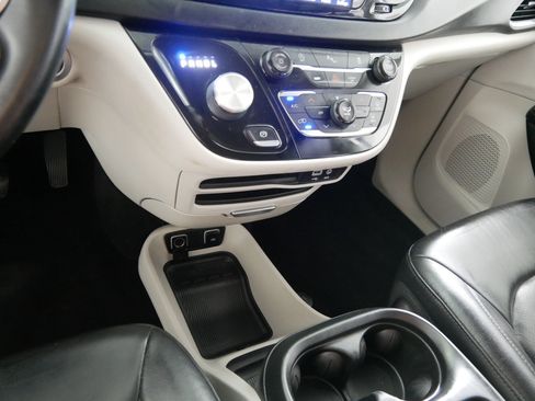 Used 2018 Chrysler Pacifica Touring-L w/ Premium Audio Group FWD image 24