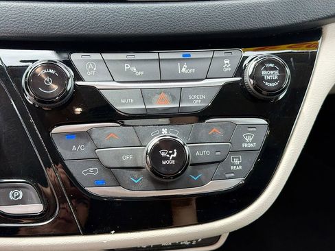 Used 2022 Chrysler Pacifica Touring-L FWD image 31