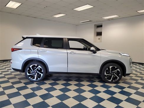 Used 2024 Mitsubishi Outlander SE Black Edition image 13