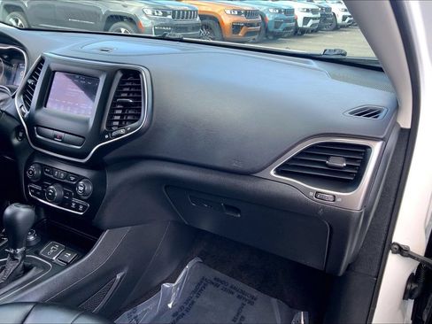 Used 2019 Jeep Cherokee Latitude Plus AWD/4WD image 17