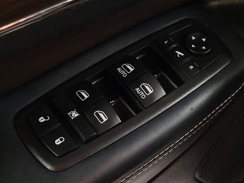 Used 2017 Jeep Grand Cherokee Overland w/ Jeep Active Safety Group image 27