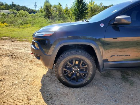 Used 2017 Jeep Cherokee Trailhawk w/ Comfort/Convenience Group image 30