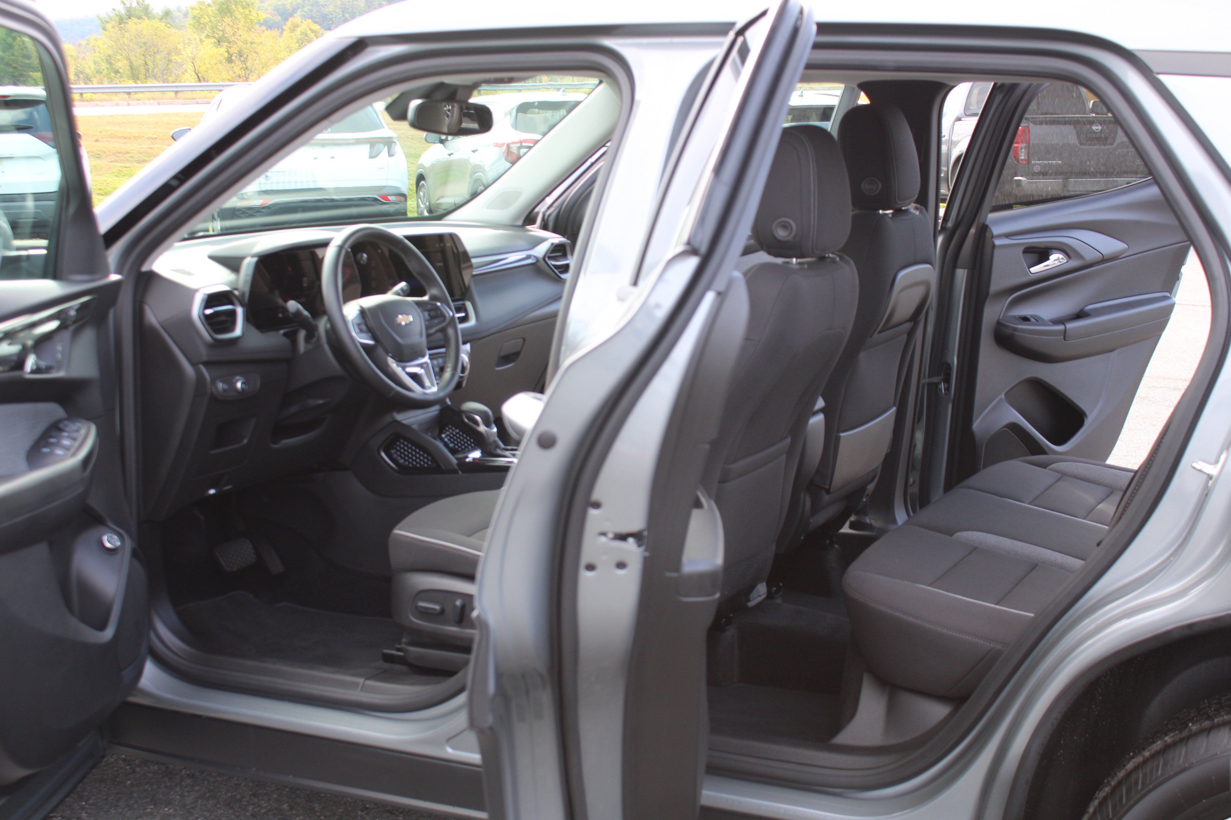 Used 2025 Chevrolet TrailBlazer LT w/ Convenience Package AWD/4WD image 16