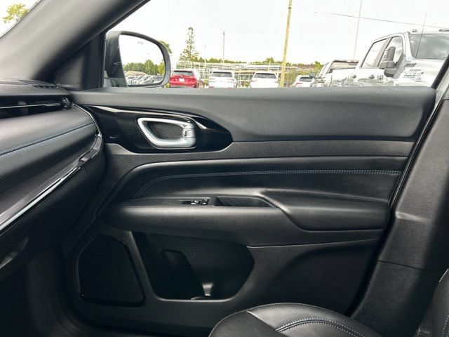 Used 2025 Jeep Compass Latitude w/ Convenience Group AWD/4WD image 42