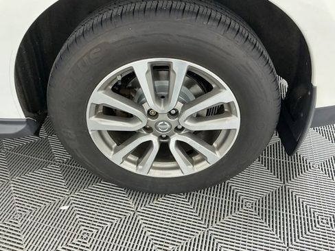 Used 2014 Nissan Pathfinder S image 16