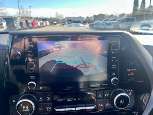 Used 2022 Toyota Highlander XLE AWD/4WD image 14