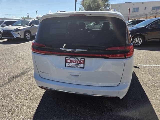 Used 2021 Chrysler Pacifica Touring-L FWD image 2