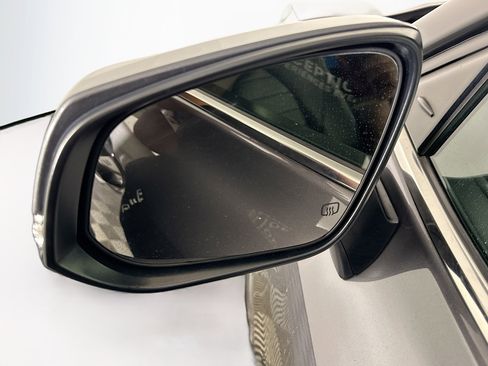 Used 2021 Toyota Highlander XLE image 16