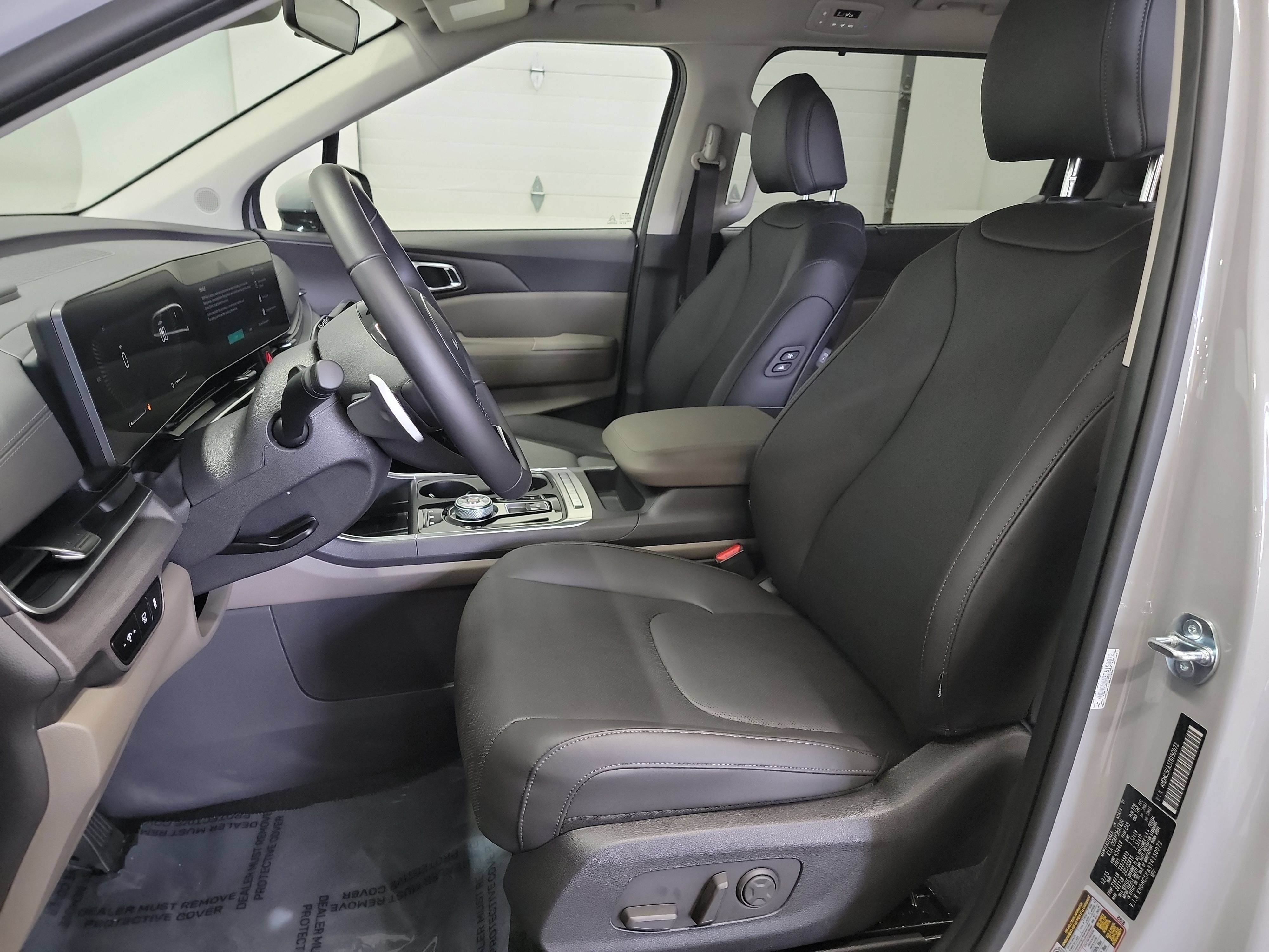 Used 2026 Kia Carnival EX FWD image 12